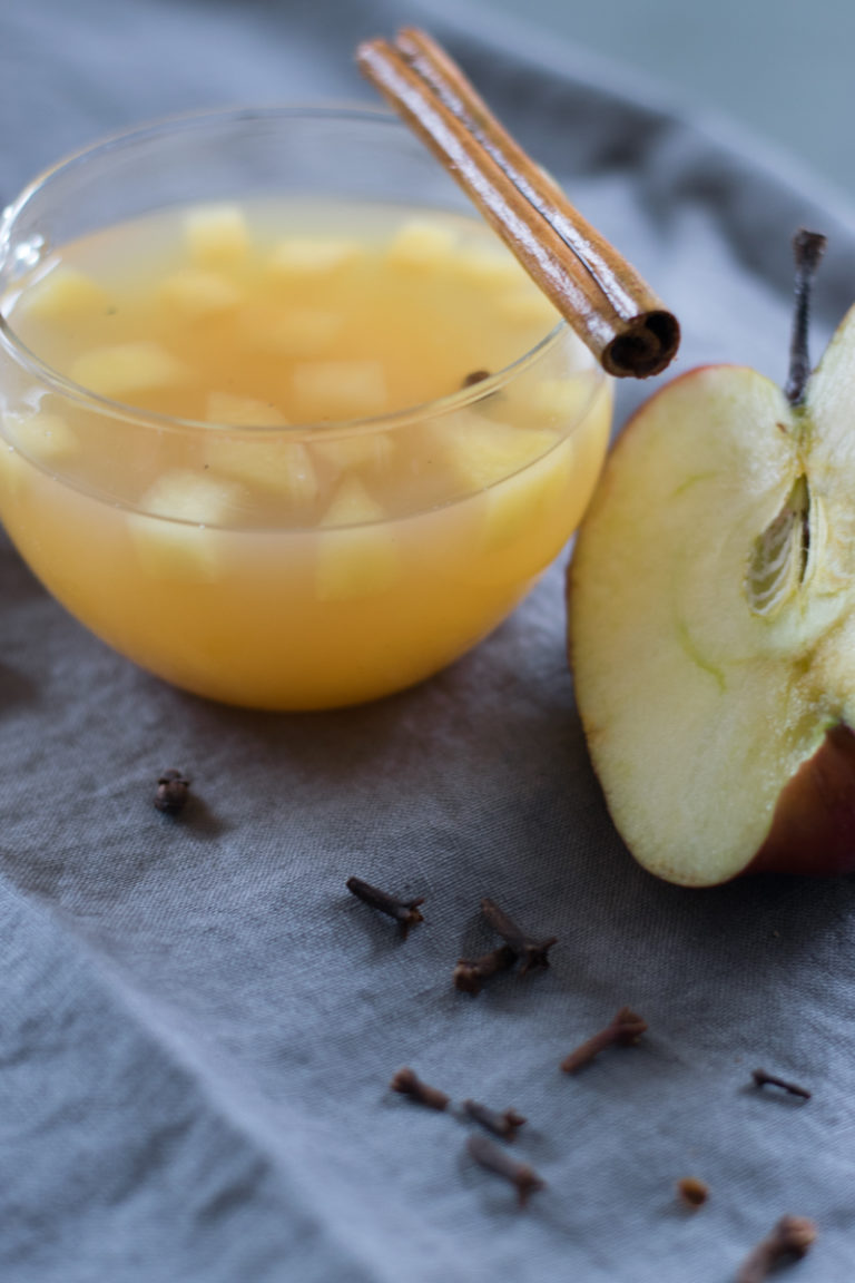 Rezept: Weihnachtlicher Bratapfel-Punsch | Apfelglühwein mit Zimt und ...
